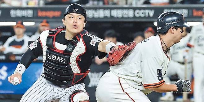 빈 글러브로 태그 26일 LG 박동원(왼쪽)이 공이 없는 빈 글러브로 한화 노시환을 태그하고 있다./뉴스1