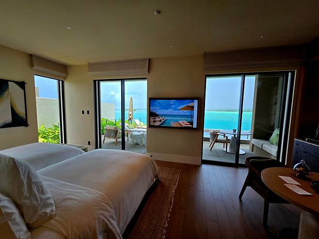 침대 맞은편 전면 유리창 너머 테라스에는 바다가 한 눈에 담기는 프라이빗 풀장과 썬베드가 있었다. /조유미 기자