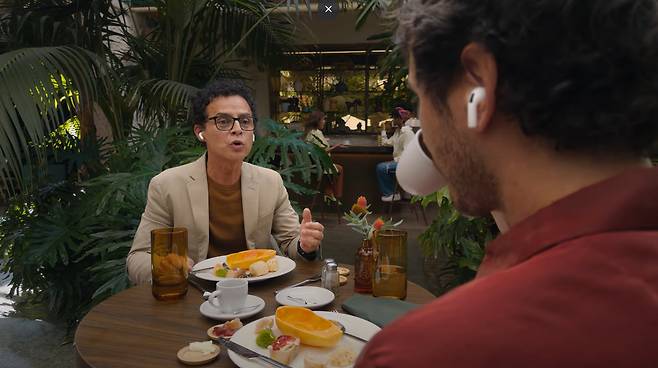 영어 사용자와 포르투갈어 사용자가 각각 애플 에어팟을 끼고 실시간 통역 기능을 이용하는 모습. /애플 유튜브 캡처