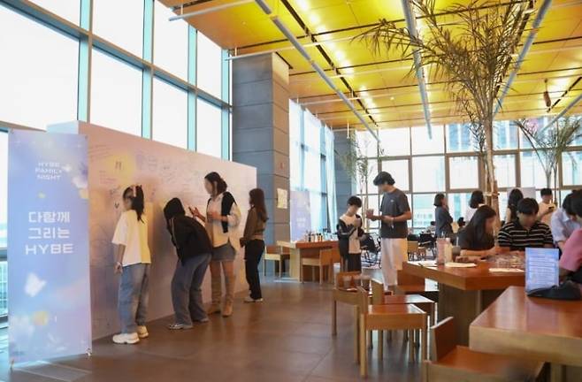 지난 27일 ‘하이브 패밀리 나이트’ 행사 모습. /하이브