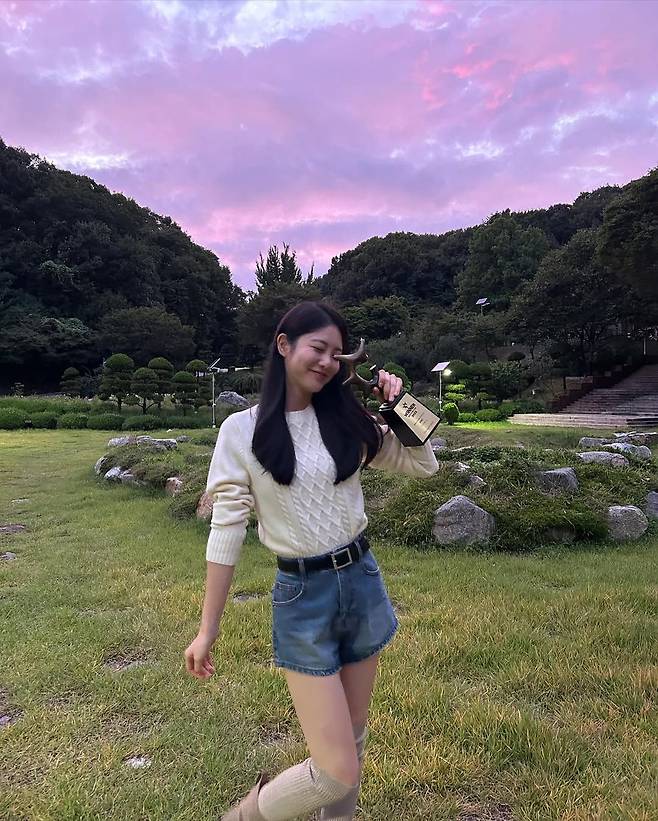 니트와 쇼츠 조합으로 가을 패션을 완성한 신예은. 인스타그램 @__shinyeeun