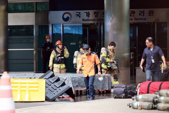 27일 대전 유성구 국가정보자원관리원(국정자원)에서 소방대원이 오가고 있다. 연합뉴스