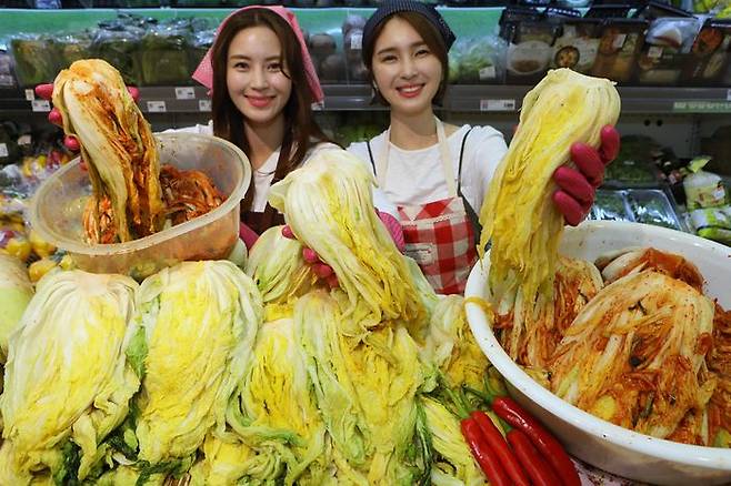 서울시 중구에 위치한 롯데마트 제타플렉스 서울역점에서 모델들이 절임배추를 홍보하고 있다.ⓒ롯데마트