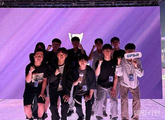 'e스포츠 꿈나무'인 은평 메디텍 고등학교 e스포츠과 학생과 교사 10명이 기념촬영을 하고 있다. ⓒ데일리안 황지현 기자