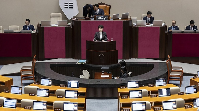 28일 국회 본회의에 '국회에서의 증언·감정 등에 관한 법률 일부개정법률안에 대한 수정안'이 상정된 뒤, 김은혜 국민의힘 의원이 이 법안에 대한 필리버스터(무제한 토론)을 시작하고 있다. ⓒ연합뉴스