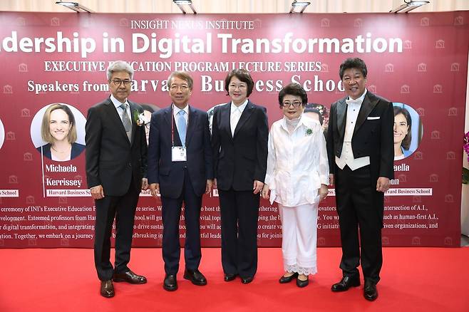 INI 하버드 CEO 과정 4기 개막식에 INI 고문위원장 자격으로 참석한 정운찬 전 국무총리(왼쪽에서 두 번째)가 김종혁 INI 부이사장(왼쪽) 권민희 연성대 총장, 이금자 (사)경기도 여성단체협의회 회장, 윤태근 INI 이사장과 포즈를 취했다(가운데부터). INI 제공