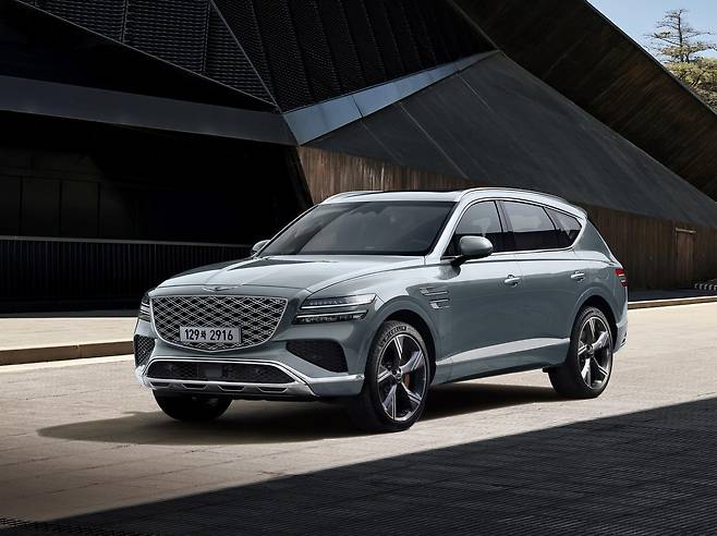 제네시스가 브랜드 대표 럭셔리 SUV GV80·GV80 쿠페의 연식변경 모델 ‘2026 GV80’와 ‘2026 GV80 쿠페’를 10일 출시했다.  사진은 2026 GV80 모습. 제네시스 제공