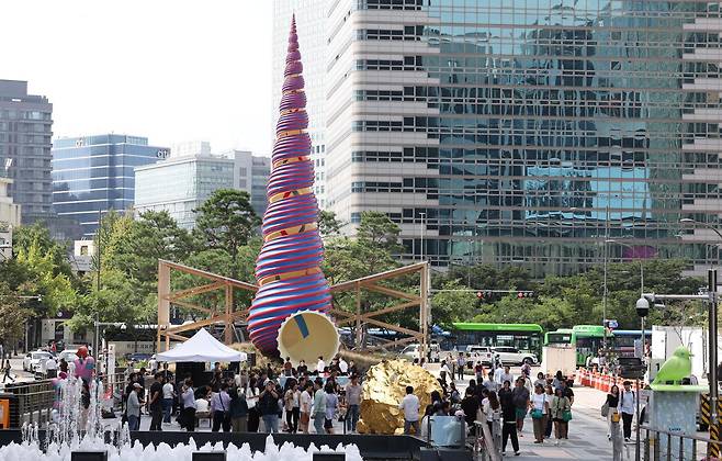 청계천 복원 20주년을 맞아 29일 서울 중구 청계천에서 열린 2025 청계천 공공미술 프로젝트 ‘청계공존: 서로를 잇는 예술의 물결’에 기존에 설치됐던 ‘스프링’과 건축팀 오브라 아키텍츠의 ‘커넥천 파빌리온’ 작품, 이수경 작가의 ‘그곳에 있었다_청계천 2025’ 작품, 임정민 작가의 ‘청계천 조우’가 설치되어 있다. 2025.09.29 [서울=뉴시스]