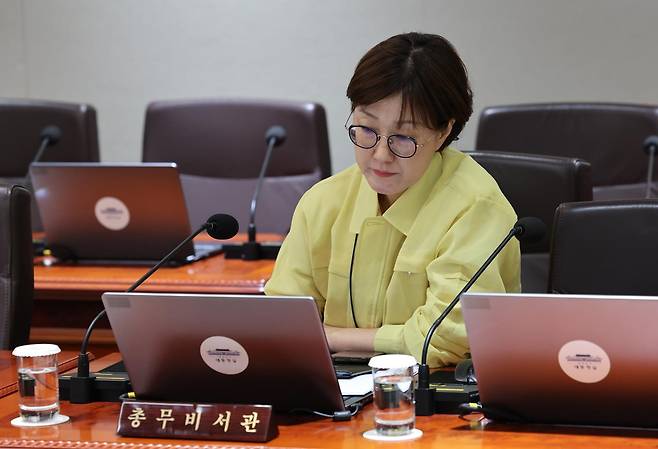 18일 오전 서울 용산 대통령실 청사에서 열린 제1회 을지국무회의 및 제37회 국무회의 시작 전 김현지 총무비서관이 모니터를 보고 있다. 2025.8.18. 대통령실사진기자단