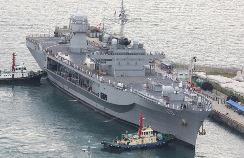 미국 해군 7함대사령부 지휘함인 ‘블루릿지함’(1만9600t급)이 지난 25일 오전 부산 남구 해군작전사령부 부산기지에 군수적재 및 승조원 휴식을 위해 입항하고 있다. [부산=연합뉴스]