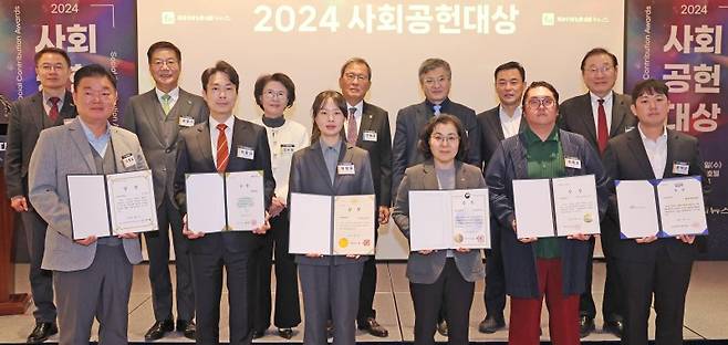파이낸셜뉴스가 지난해 12월 서울 중구 웨스틴 조선 호텔에서 개최한 '2024 사회공헌대상' 수상자와 시상자들이 기념촬영을 하고 있다. 사진=박범준 기자