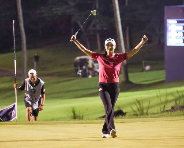 2025년 한국여자프로골프(KLPGA) 투어 메이저 대회 하이트진로 챔피언십 우승을 차지한 성유진 프로가 연장전에서 우승을 확정하는 모습이다. 사진제공=KLPGA (사진을 무단으로 사용하지 마십시오.)