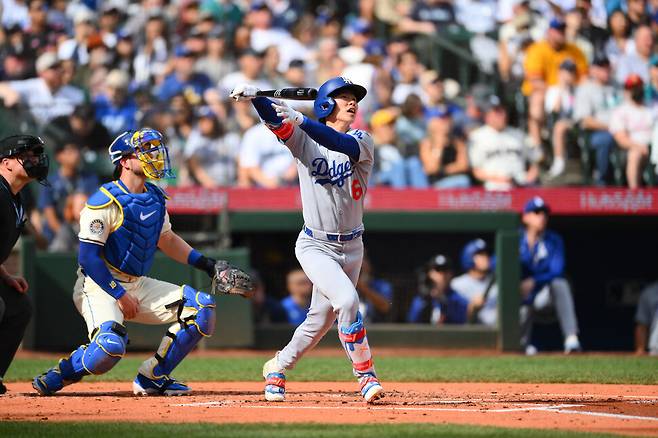 엘에이 다저스 김혜성이 29일(한국시각) 미국 시애틀 T 모바일 파크에서 열린 2025 메이저리그 시애틀 매리너스와 경기에서 2회초 투런 홈런을 치고 있다. 김혜성은 이날 경기에서 4타수 1안타 2타점의 성적을 냈다. 다저스는 오타니 쇼헤이의 55홈런 등을 묶어 시즌 최종전에서 6-1로 승리했다. 시애틀/이매진 이미지스 연합뉴스