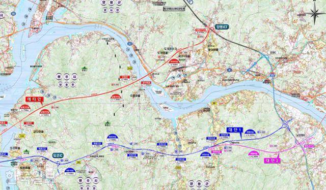 국토부가 2022년 6월 22일 제출한 서울-양평고속도로 대안 노선. 기존 예타안(빨간색 표시, 양서면) 외에도 강상면에 위치한 대안1(파란색 표시, 병산리안)과 대안2(분홍색 표시, 남양평IC) 노선이 함께 제시됐다. 천준호 더불어민주당 의원실 제공