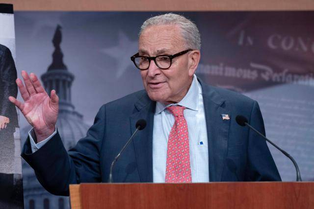 미국 연방 상원 소수당 원내대표인 척 슈머 민주당 의원이 19일 워싱턴 연방의회 의사당에서 기자회견을 하고 있다. 워싱턴=AP 연합뉴스