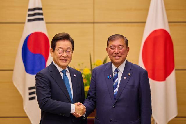 이재명 대통령과 이시바 시게루 일본 총리가 지난달 23일 일본 도쿄 총리 관저에서 소인수 정상회담에 앞서 기념촬영을 하고 있다. 이 대통령 SNS 캡처