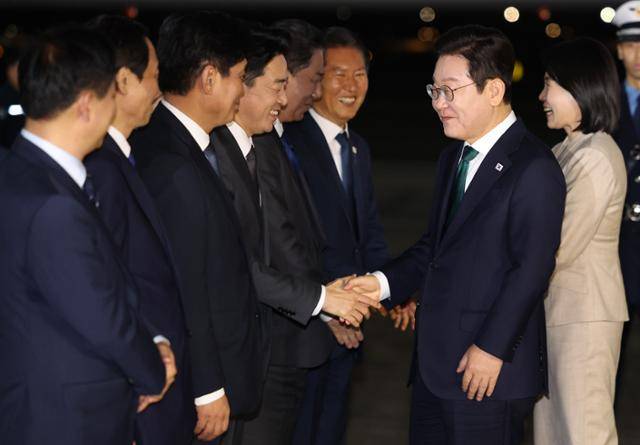 미국 방문 일정을 마치고 귀국한 이재명 대통령이 26일 성남 서울공항에서 환영 나온 강훈식 대통령 비서실장을 비롯한 인사들과 인사하고 있다. 왼쪽부터 김병욱 정무비서관, 우상호 정무수석, 강훈식 비서실장, 더불어민주당 김병기 원내대표, 정청래 대표, 이재명 대통령, 김혜경 여사. 연합뉴스