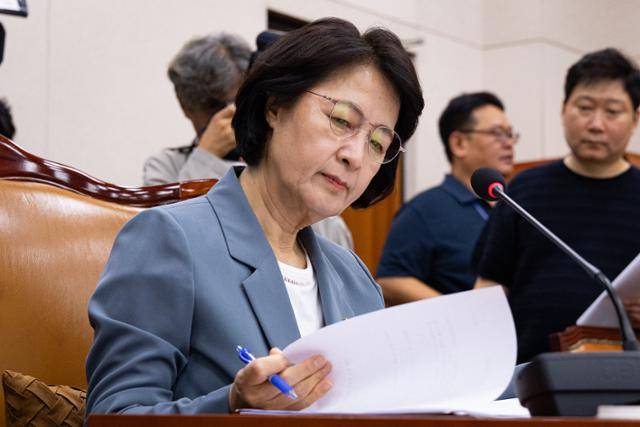추미애 국회 법제사법위원장이 24일 서울 여의도 국회에서 열린 제429회 국회(정기회) 법제사법위원회 제6차 전체회의에서 의사진행을 준비하고 있다. 뉴스1