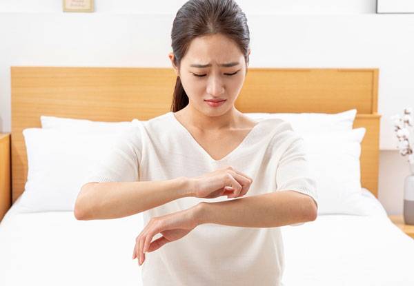 날씨가 건조해지면서 피부 표면 지질과 천연 보습 성분이 감소해 피부가 가려울 수 있다./사진=클립아트코리아