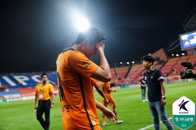 제주 신상은이 28일 제주월드컵경기장에서 열린 수원FC와의 경기서 3-4로 패한 뒤 아쉬움을 드러내고 있다. 사진=프로축구연맹