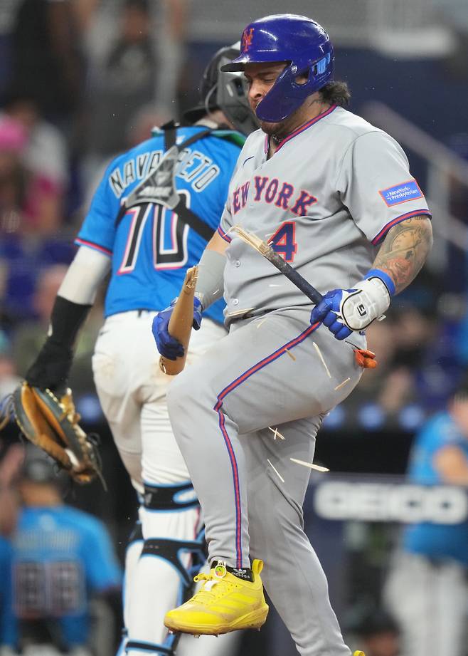<yonhap photo-2232=""> New York Mets' Francisco Alvarez (4) breaks his bat after striking out during the eighth inning of a baseball game against the Miami Marlins, Sunday, Sept. 28, 2025, in Miami. (AP Photo/Lynne Sladky)/2025-09-29 06:49:00/ <저작권자 ⓒ 1980-2025 ㈜연합뉴스. 무단 전재 재배포 금지, AI 학습 및 활용 금지></yonhap>