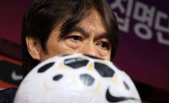 <yonhap photo-4823=""> 10월 소집명단 발표하는 홍명보 감독 (서울=연합뉴스) 최재구 기자 = 홍명보 축구 국가대표팀 감독이 29일 서울 종로구 축구회관에서 축구국가대표팀 친선경기 10월 소집명단을 발표하고 기자의 질문에 답하고 있다. 2025.9.29 jjaeck9@yna.co.kr/2025-09-29 14:16:21/ <저작권자 ⓒ 1980-2025 ㈜연합뉴스. 무단 전재 재배포 금지, AI 학습 및 활용 금지></yonhap>