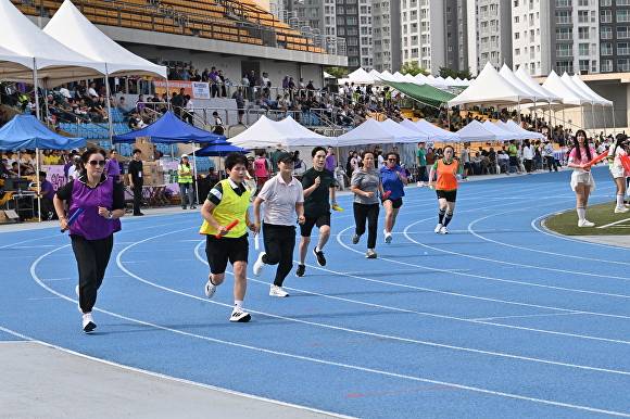 지난 27일 하남종합운동장에서 열린 ‘2025 하남시민의 날 기념식 및 체육대회’에서 각 동 참가자들이 계주를 펼치고 있다. [사진=하남시]