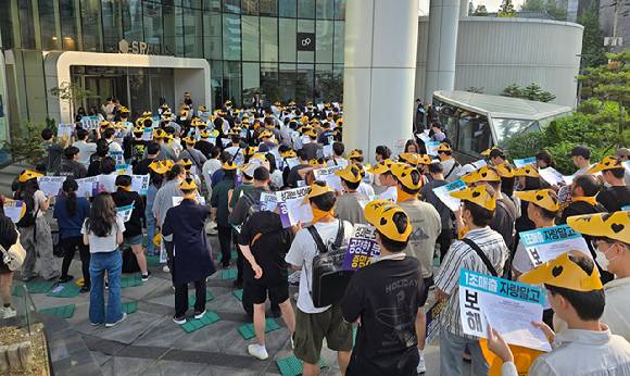 네오플 노동조합 조합원들이 지난 6월 서울 강남구 네오플 서울지사 사옥 앞에서 집회를 열고 있다. [사진=연합뉴스]