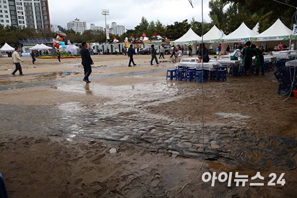 진흙으로 뒤덮인 32회 증평인삼골축제 음식 부스 앞 모습. 2025. 09. 28. [사진=장예린 기자]