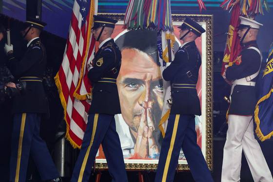 총격으로 숨진 미 청년 보수운동가 찰리 커크 공식 추모행사가 지난 21일(현지시간) 미국 애리조나에서 열리고 있다. [AFP=연합뉴스]