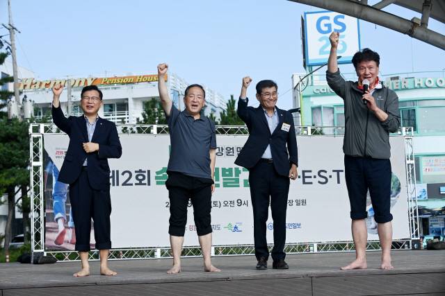 ▲ 제2회 속초맨발걷기 페스타에서 경민현(사진 맨 오른쪽) 강원도민일보 사장이 출발을 알리고 있다.   김정호 기자