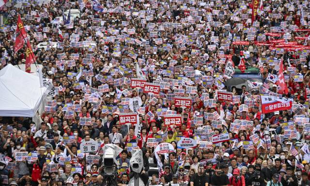 ▲ 28일 서울 중구 숭례문 인근 세종대로에서 국민의힘 사법파괴 입법독재 국민 규탄대회가 열리고 있다.  연합뉴스