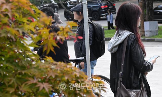 ▲ 일교차가 벌이지며 선선한 가을날씨를 보인 29일 강원대학교 춘천캠퍼스에서 긴소매 옷을 입은 학생들이 발걸음을 옮기고 있다. 김정호 기자