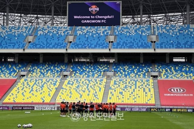 ▲ 강원FC 선수단이 29일 중국 쓰촨 청두 봉황산스포츠공원축구경기장에서 청두 룽청과 2025-2026 AFC 챔피언스리그 엘리트 리그 스테이지 동아시아 2차전에 앞서 공식 훈련을 진행하고 있다. 한규빈 기자