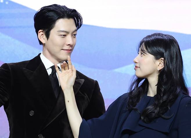 배우 김우빈과 수지(오른쪽)가 29일 서울 강남구 조선팰리스서울강남에서 열린 넷플릭스 시리즈 '다 이루어질지니'(극본 김은숙) 제작발표회에 참석해 포즈를 취하고 있다./사진=뉴스1