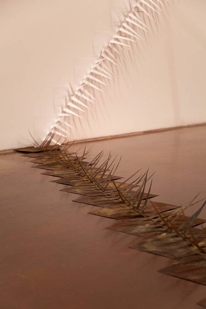 조현진, 〈K2깍지케이드〉, 2025, 종이, 철 페인트, 철 부식액, 가변 크기. / 사진. ⓒ남서원. 제공. 아트선재센터. ⓒ 2025. Art Sonje Center all rights reserved