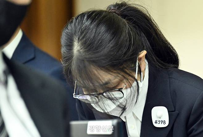 도이치모터스 주가조작 혐의와 통일교 금품수수 의혹 등으로 구속기소된 김건희 여사의 첫 재판이 24일 오후에 열렸다. 김 여사가 법정에서 고개 숙여 인사를 하고 있다. 사진공동취재단