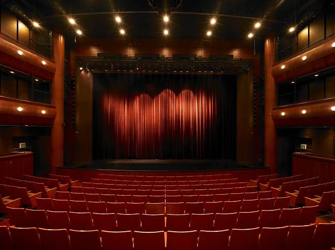 명동예술극장 내부 1층 객석에서 무대를 바라본 모습.    국립극단 제공