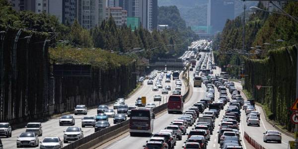 지난해 추석 때 고속도로에서 주행 중인 차량들.