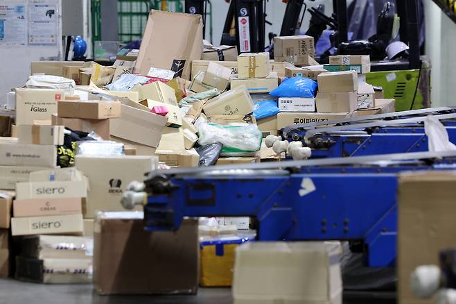 Packages to be delivered are piled up at a logistics center in Seoul on Aug. 17. [YONHAP]