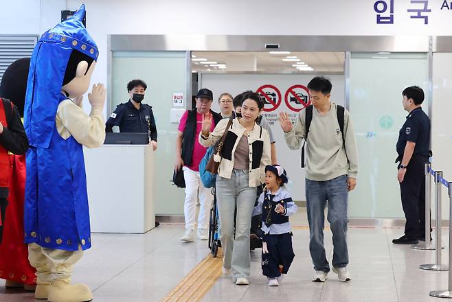 중국인 단체관광객 무비자 입국 첫날인 29일 오전 인천 연수구 인천항 국제크루즈터미널에 중국인 단체 크루즈관광객들이 입국하고 있다.