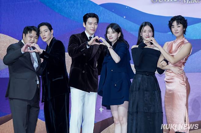 배우 고규필, 노상현, 김우빈, 수지, 안은진, 이주영(왼쪽부터)이 29일 서울 강남구 조선팰리스 서울에서 열린 넷플릭스 드라마 ‘다 이루어질지니’ 제작발표회에서 포즈를 취하고 있다. 유희태 기자