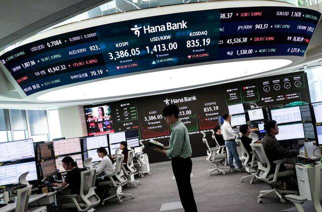 지난 26일 서울 중구 하나은행 딜링룸 현황판에 코스피·코스닥 종가가 표시돼 있다. 연합뉴스