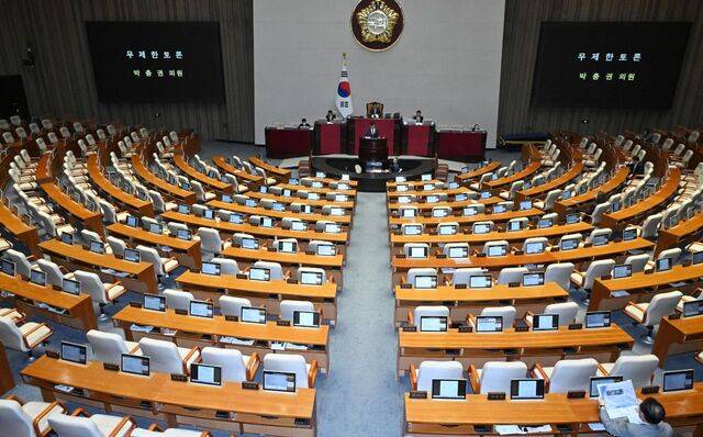 국민의힘 박충권 의원이 28일 국회 본회의장에서 전날 본회의에 상정된 국회법 개정안에 대한 필리버스터(무제한 토론)를 진행하고 있다. 이병주 기자