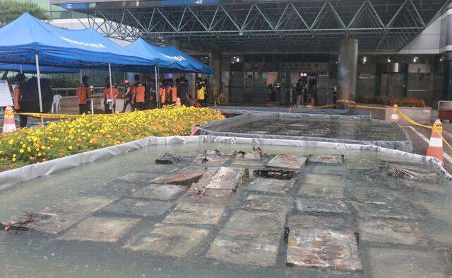 28일 대전 유성구 국가정보자원관리원 화재로 인해 불에 탄 리튬이온 배터리가 소화수조에 담겨 있다. 연합뉴스