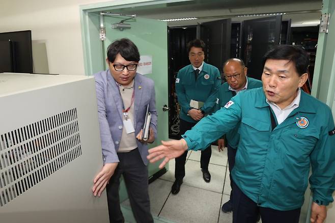 문경복 인천 옹진군수가 29일 옹진군청 4층 정보통신실을 방문해 전산실 내 항온항습기, UPS 배터리 상태, 서버 및 네트워크 장비 시설 등을 점검하고 있다. 옹진군 제공