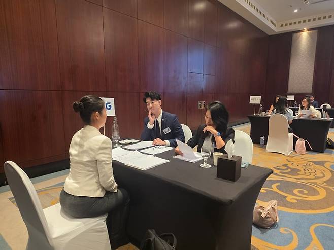 한 참가기업이 이번 박람회에서 구직자 면접을 하고 있는 모습. 좁은 한국을 벗어나 글로벌 무대로 진출하려는 한국 청년들의 건투를 빈다.