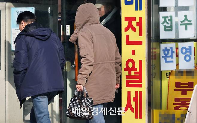 서울 양천구 신월동의 한 부동산중개업소 전면에 전월세 문구가 적혀 있다. [이승환 기자]