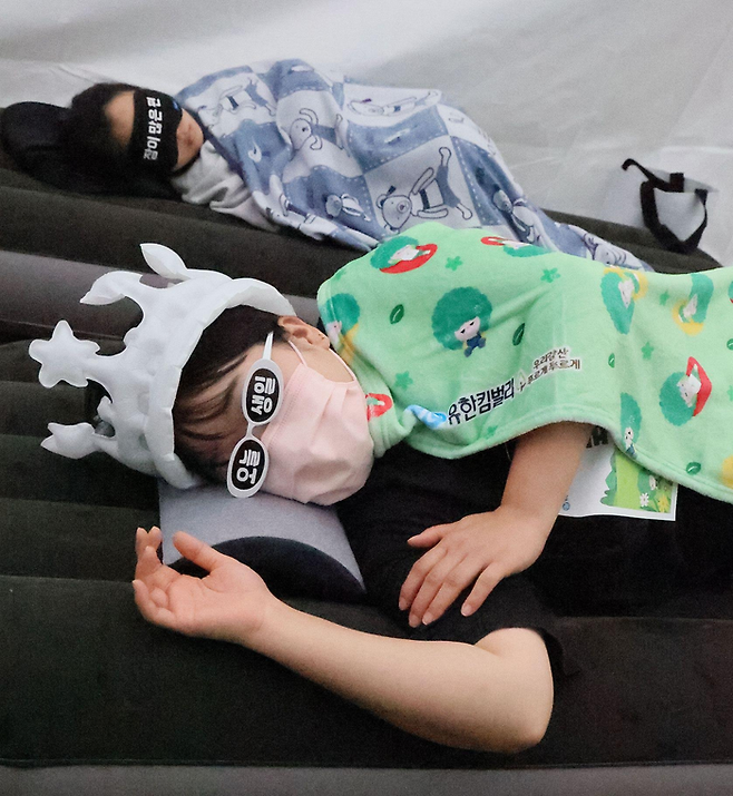 제10회 숲속 꿀잠대회에서 한 참가자가 잠을 자고 있다. /유한킴벌리