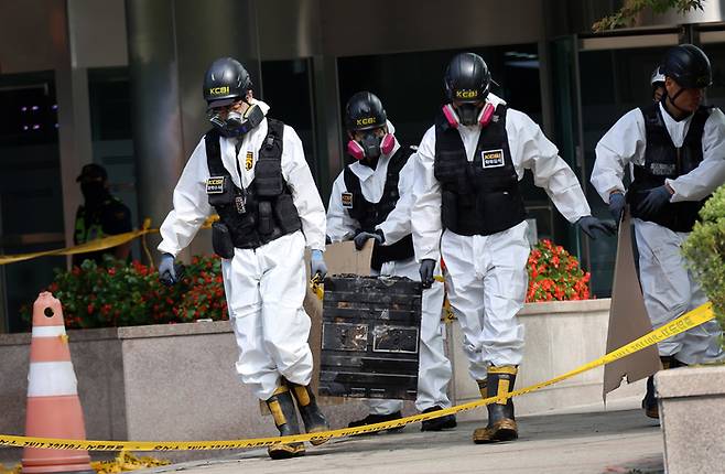 29일 오전 대전 유성구 국가정보자원관리원 화재 현장에서 경찰 관계자들이 불이 붙었던 무정전·전원 장치(UPS)용 리튬이온배터리를 옮기고 있다. 앞서 지난 26일 정부 전산시스템이 있는 국정자원에서 리튬이온배터리 화재가 발생해 정부 전산 서비스가 대규모로 마비된 바 있다. [연합뉴스]